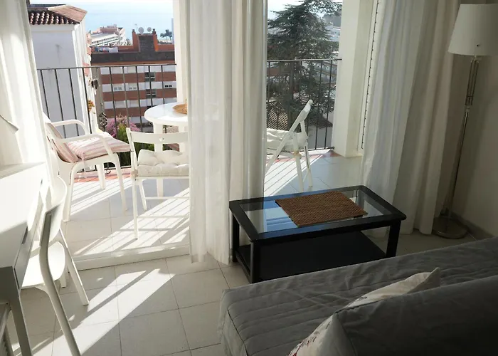 アパート Quiet In Fenals With Balcony, Pool And Workspace For Medium-term *